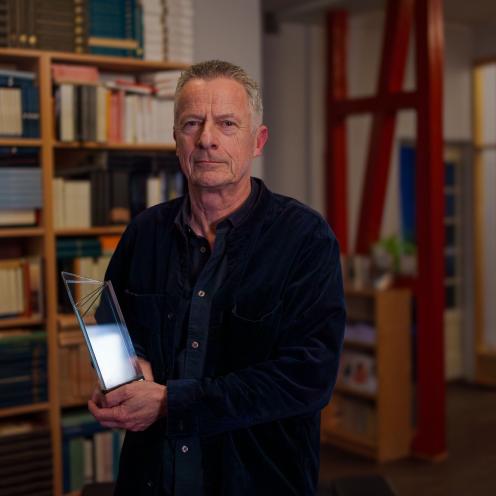 Niels Fredrik Dahl står med sin pris